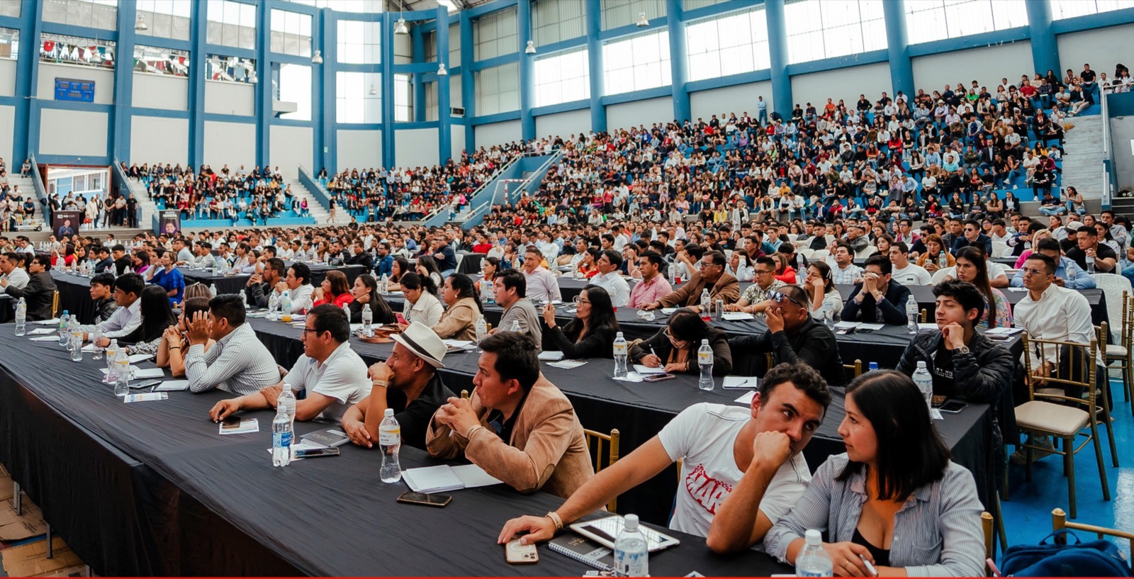 Estadio cerrado lleno de empresarios en Cajamarca