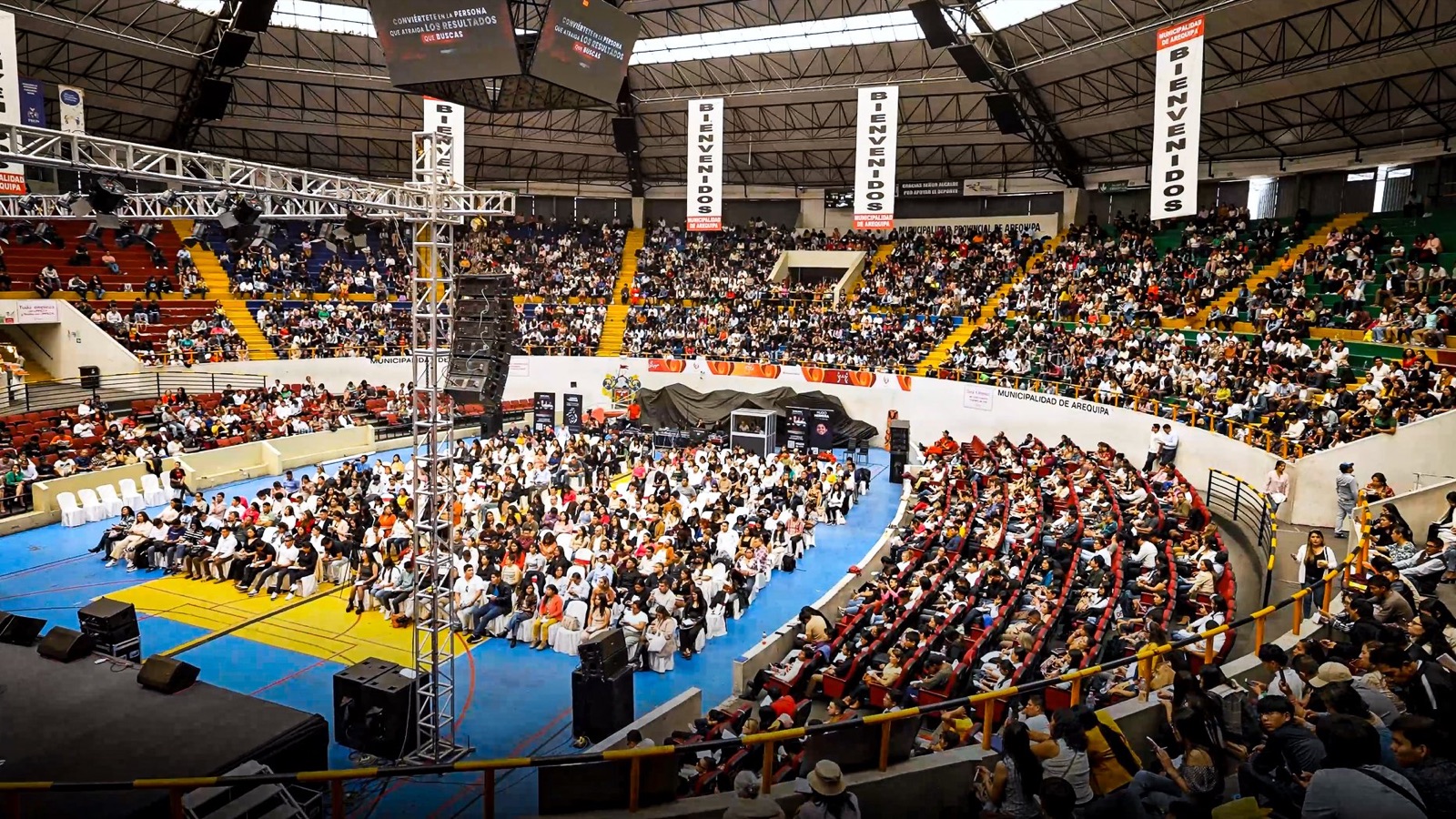 Coliseo lleno en el evento Negocios Legendarios de Arequipa
